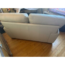 Sofa de piel blanco de dos plazas